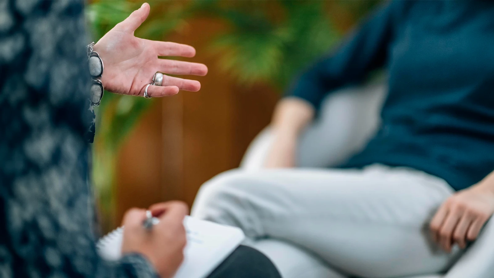 psychoterapeuta i osoba uzależniona