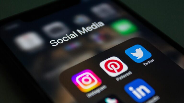 Algorytmy a uzależnienia: jak TikTok, Instagram i YouTube podsycają zachowania kompulsywne.