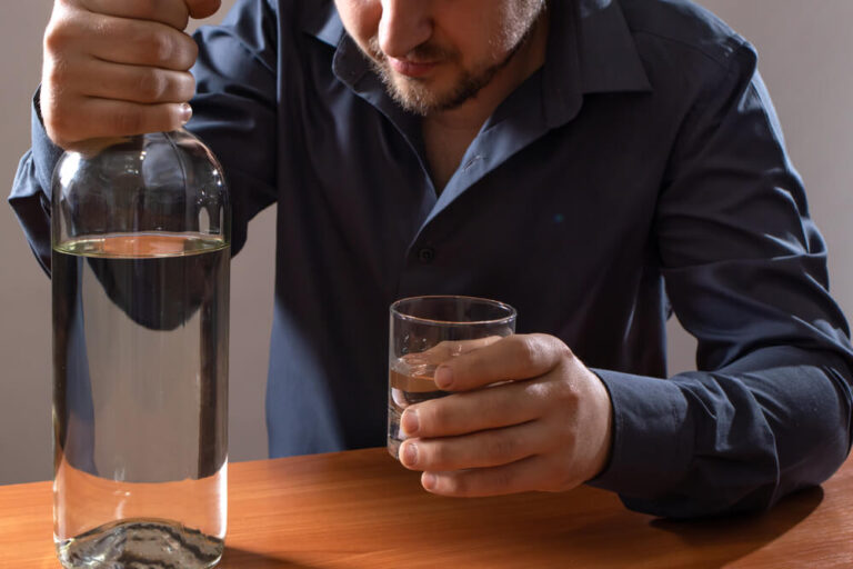 Psychoza alkoholowa – objawy, czas trwania i sposoby leczenia
